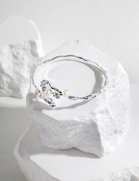 A_LUNAROSE Wave Bloom Pearl Bangle Bracelet