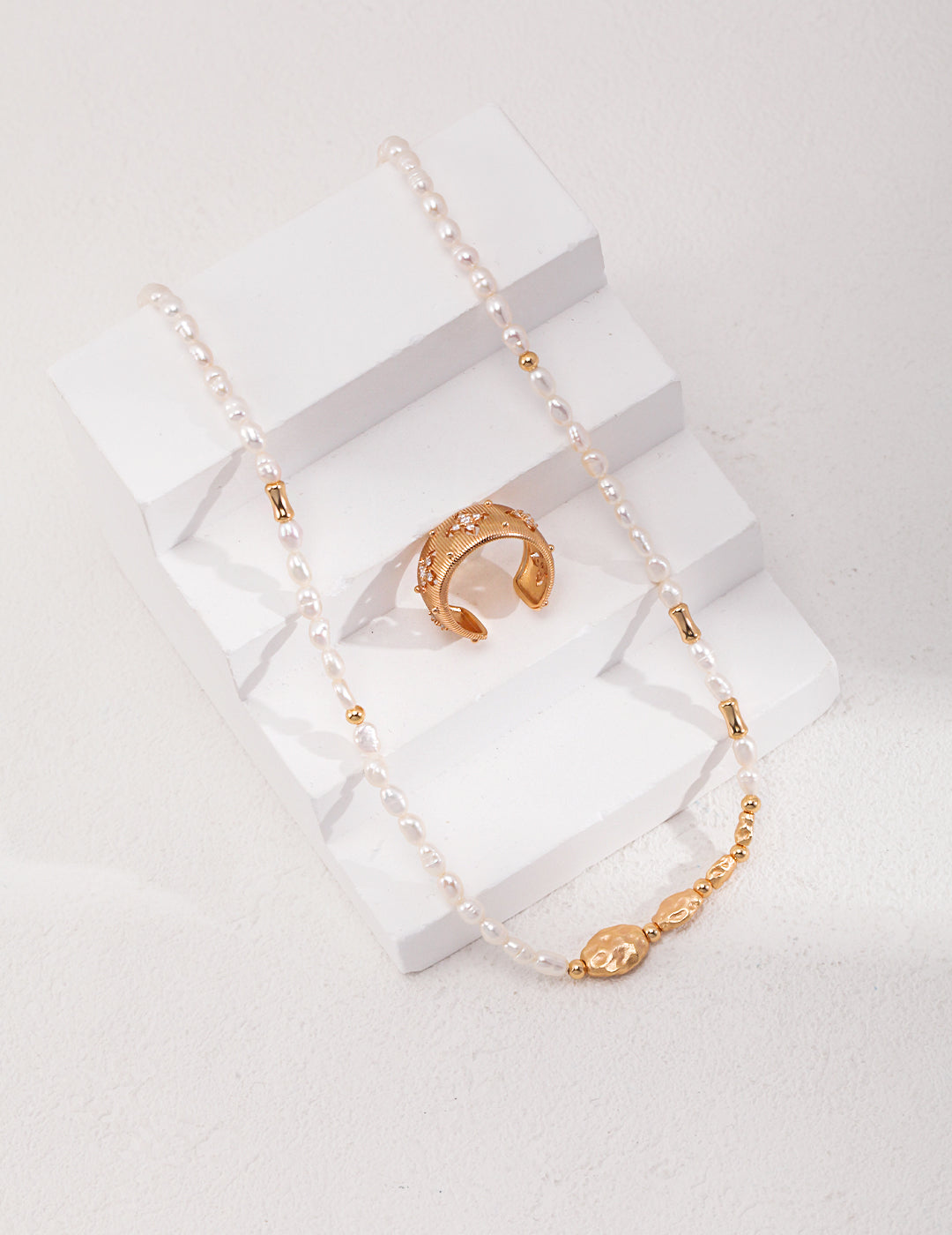 A_LUNAROSE Minimalist Elegance in Gold and Pearl Pearl necklace