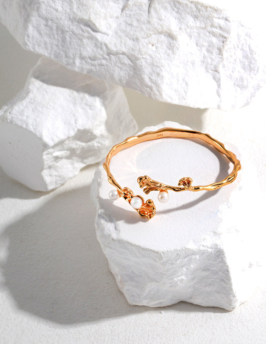 A_LUNAROSE Wave Bloom Pearl Bangle Bracelet